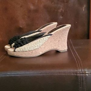 Cute wedge with basket weave and suede flower.